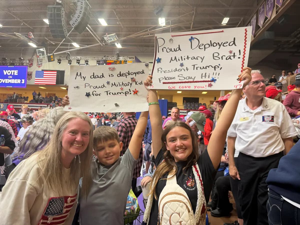 Sarah Weidman (izquierda) posa con sus hijos, Hunter y Grace, después del mitin del presidente Donald Trump para las elecciones de mitad de mandato el 3 de octubre de 2026, en Vandalia, Ohio. (Janice Hisle/The Epoch Times)