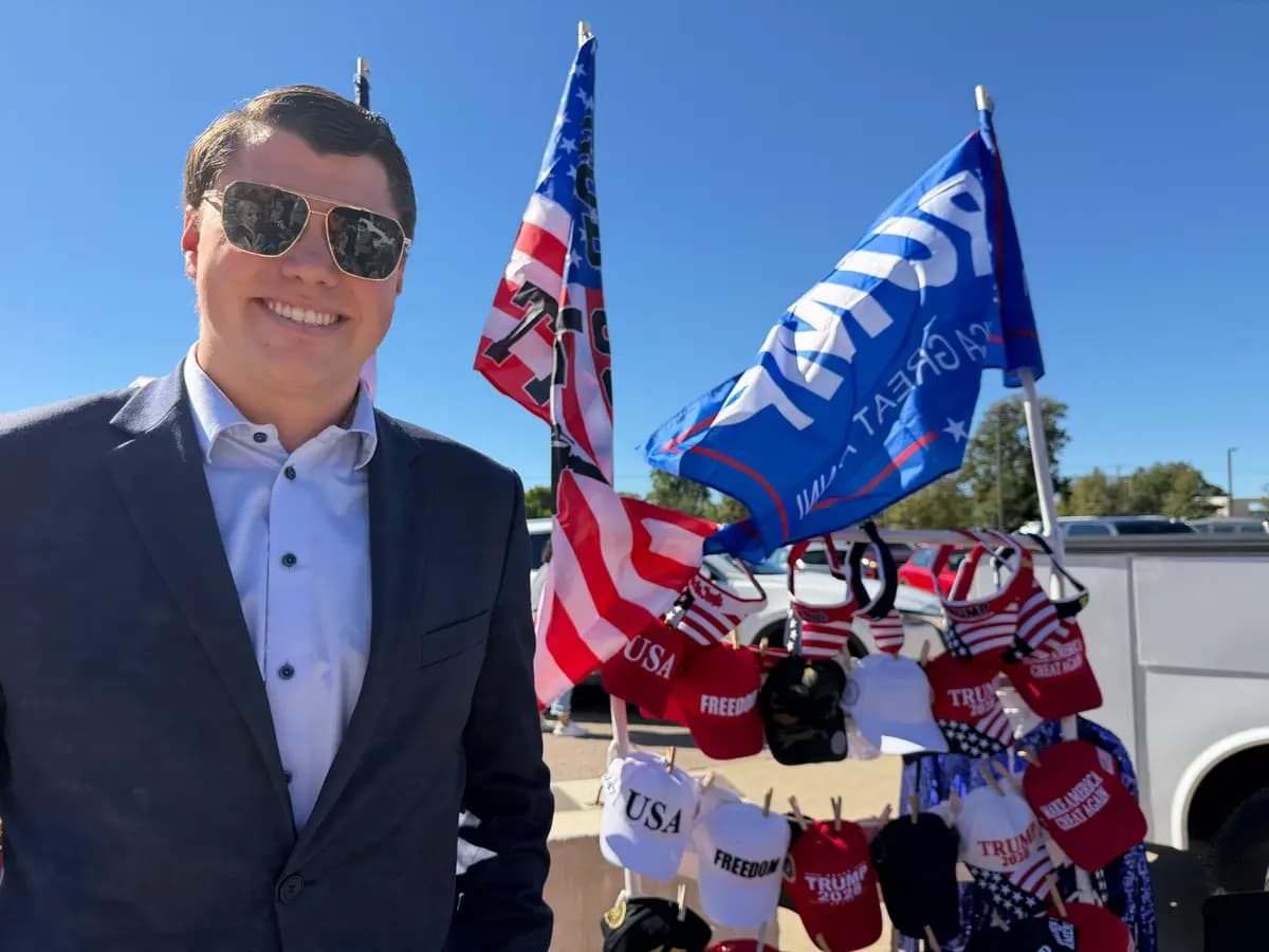 Jacob Sargent, presidente de los Jóvenes Republicanos de Ohio, posa frente al mitin electoral del presidente Donald Trump para las elecciones de mitad de mandato el 3 de octubre de 2026, en Vandalia, Ohio. (Janice Hisle/The Epoch Times)