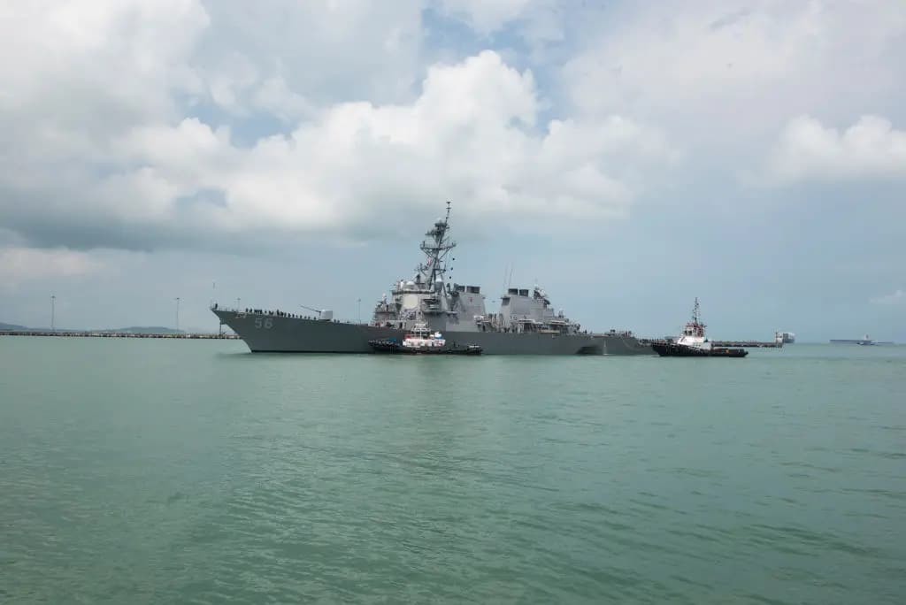El destructor lanzamisiles USS John S. McCain y remolcadores de Singapur se dirigen hacia la Base Naval de Changi en Singapur el 21 de agosto de 2017. (Joshua Fulton/Marina de los EE. UU. vía Getty Images)