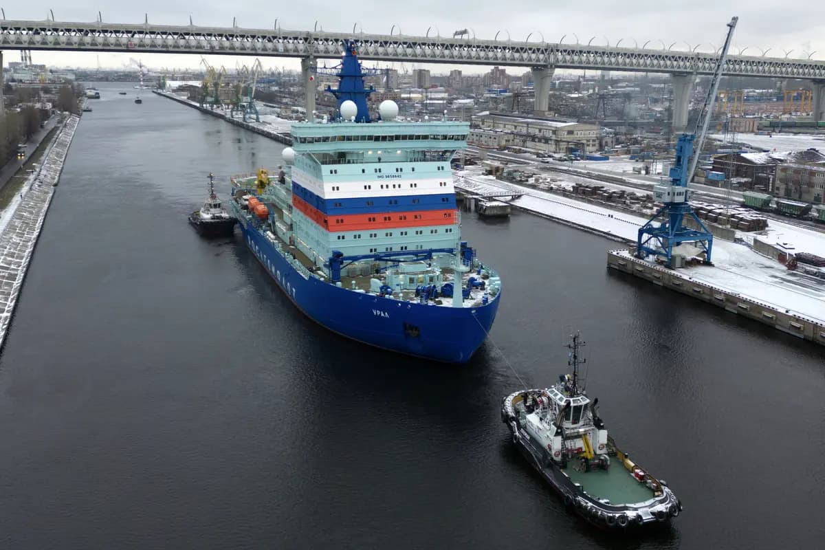 El rompehielos de propulsión nuclear de nueva construcción Ural inicia su travesía desde el Astillero Báltico en San Petersburgo hacia la ciudad norteña de Murmansk, Rusia, el 23 de noviembre de 2022. (Dmitri Lovetsky/AP Photo)