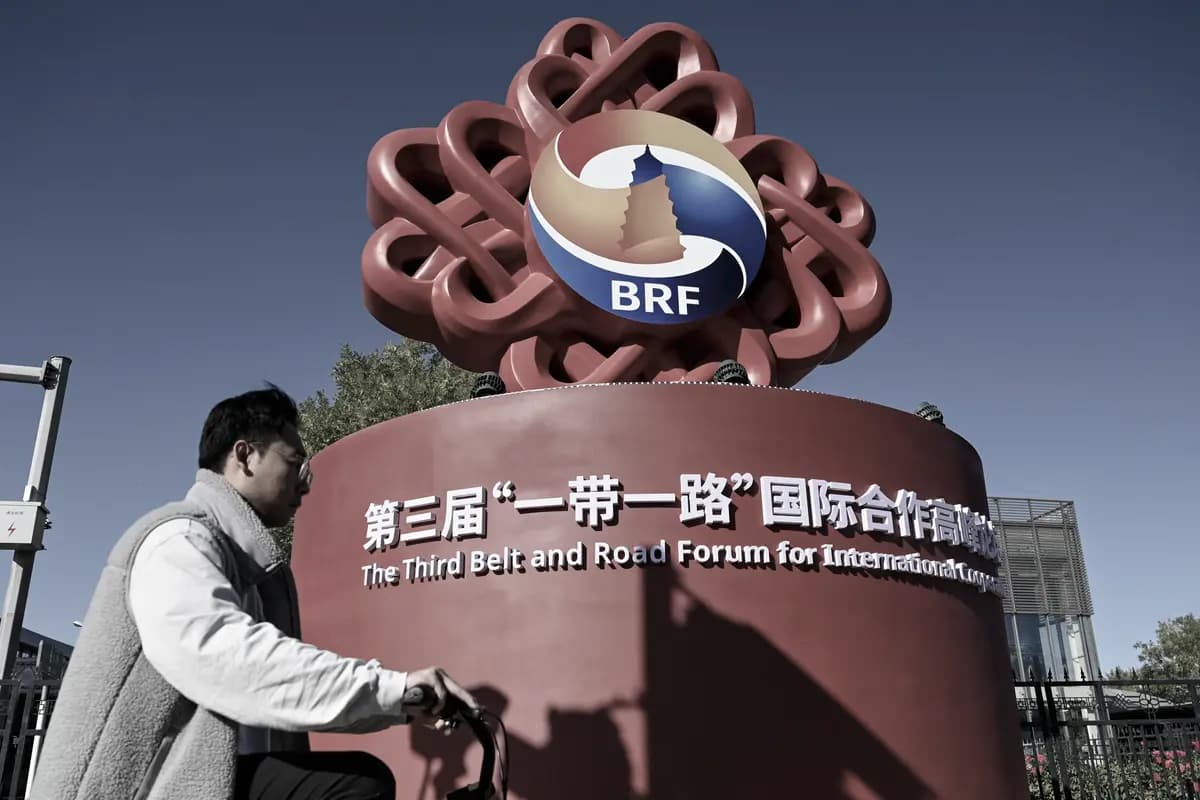 Un ciclista pasa junto a una instalación con el logotipo del Foro de la Franja y la Ruta en una calle de Beijing el 15 de octubre de 2023. (Jade Gao/AFP vía Getty Images)