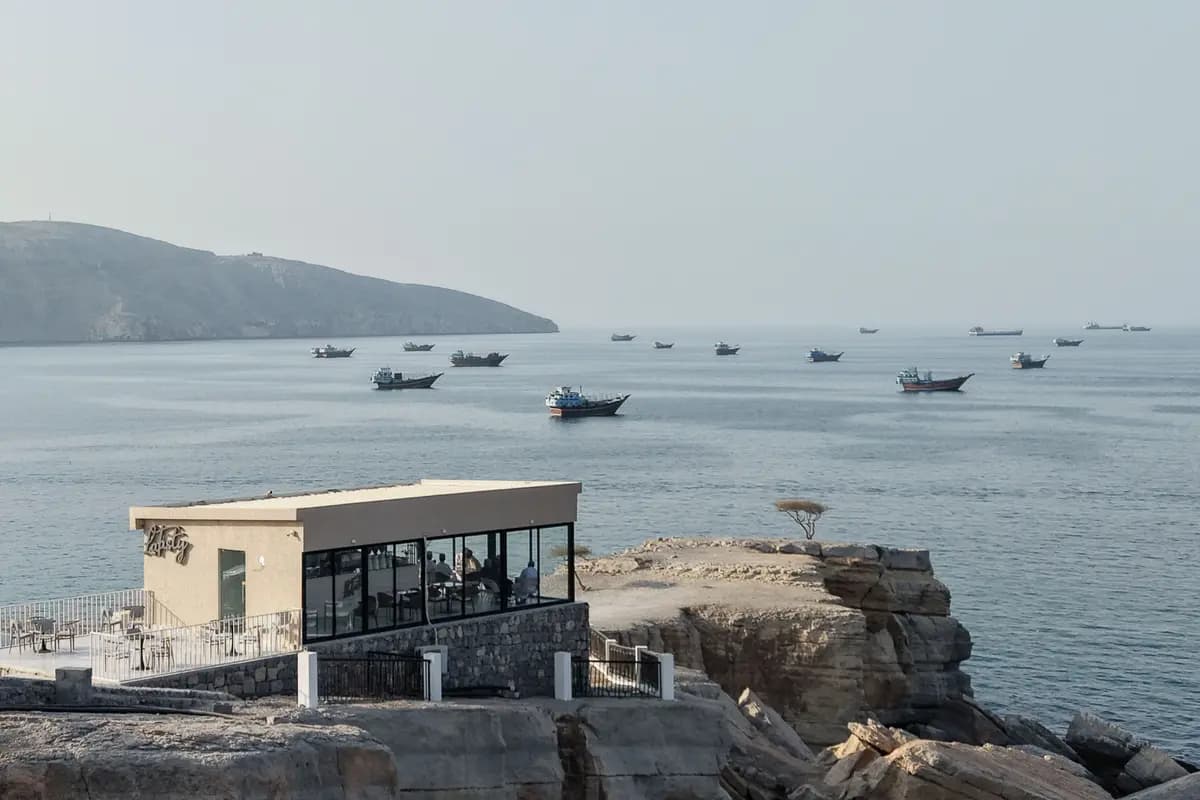 Barcos anclados frente a la costa de Khasab, en la gobernación de Musandam, en Omán, cerca del Estrecho de Ormuz, el 2 de octubre de 2026. (AFP vía Getty Images)