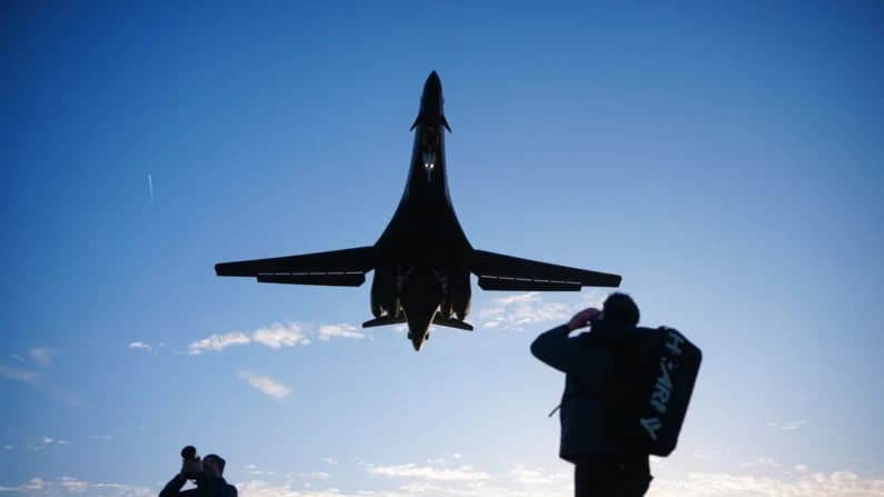 Retiran bombarderos B-1 de una base en el Reino Unido tras denunciarse presunto complot terrorista iraní