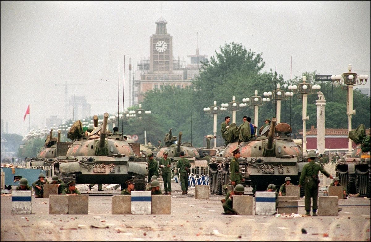 Tanques del Ejército Popular de Liberación custodian la estratégica avenida Chang’an, que conduce a la Plaza de Tiananmen en Beijing, el 6 de junio de 1989. (Manuel Ceneta/AFP/Getty Images)