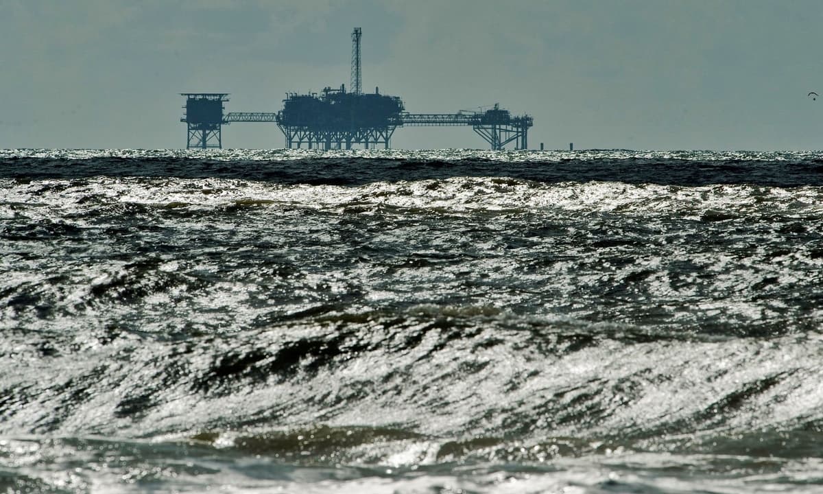 Una plataforma de perforación de petróleo y gas se encuentra en alta mar cerca de Dauphin Island, Alabama, en el Golfo de América, el 5 de octubre de 2013. (Steve Nesius/Reuters)
