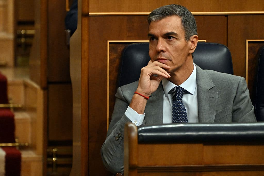 El presidente del Gobierno español, Pedro Sánchez, asiste a una sesión parlamentaria extraordinaria para votar un decreto gubernamental sobre vivienda el 2 de octubre de 2026 en el Congreso de los Diputados en Madrid. (Javier Soriano / AFP vía Getty Images)