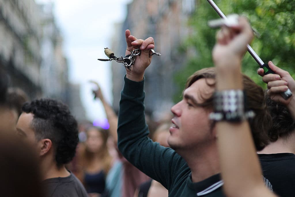 Manifestantes hacen sonar las llaves de sus casas mientras protestan frente al Parlamento durante una sesión extraordinaria para votar un decreto gubernamental sobre vivienda el 2 de octubre de 2026 en el Congreso de los Diputados en Madrid. (Thomas COEX / AFP vía Getty Images)