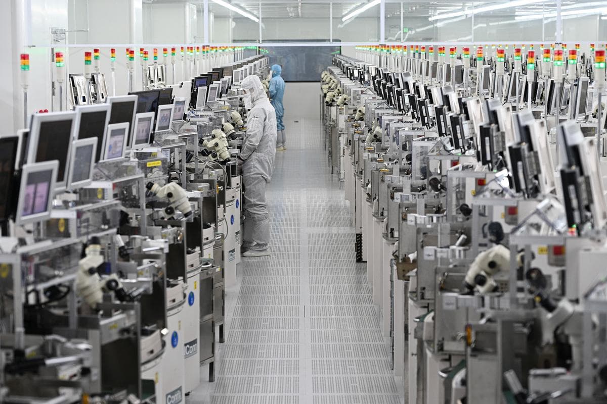 Técnicos trabajan en equipos de procesamiento de chips en una planta de fabricación de semiconductores en Suqian, China, el 20 de octubre de 2025. (STR/AFP vía Getty Images).