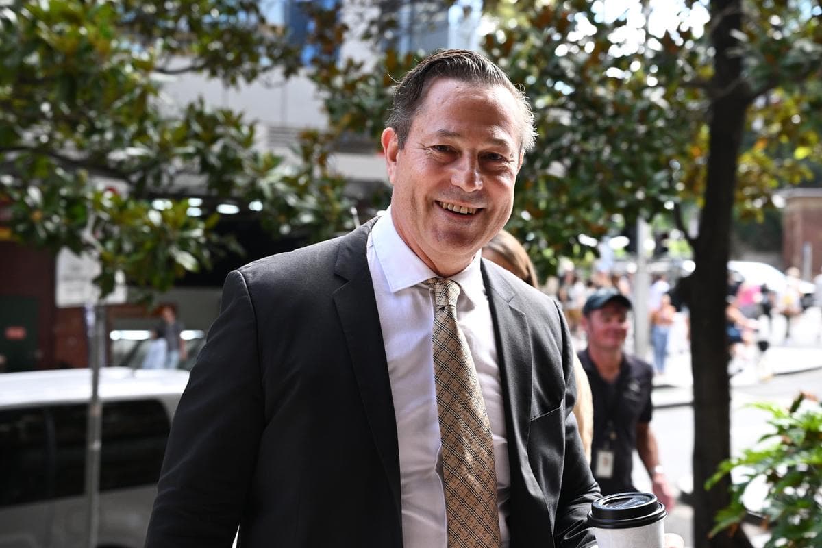 Alexander Csergo llega a la corte Local de Downing Centre en Sídney, Australia, el 18 de febrero de 2026. Alexander Csergo, de 56 años, presuntamente proporcionó información a dos espías chinos que se hicieron pasar por empleados de un centro de estudios. (Imagen de AAP/Bianca De Marchi).