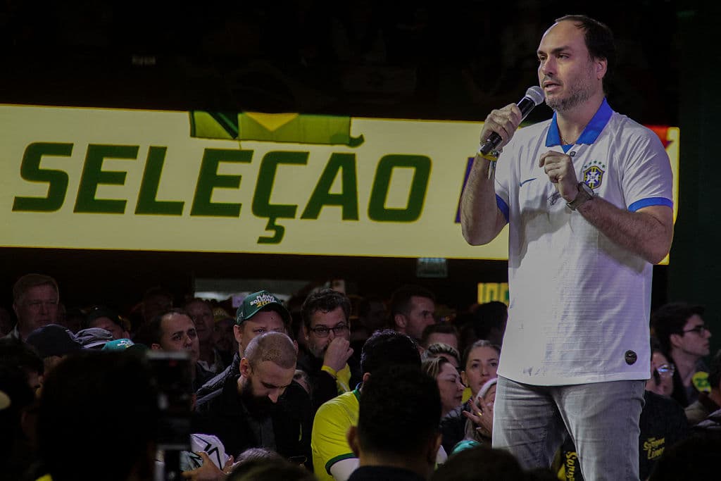 Carlos Bolsonaro, hijo del expresidente (2019-2022) Jair Bolsonaro, pronuncia un discurso durante la presentación de la precandidatura de su hermano Flávio Bolsonaro a la presidencia, en Florianópolis, en el estado de Santa Catarina (Brasil), el 9 de mayo de 2026. (Vitor SOUZA / AFP vía Getty Images)