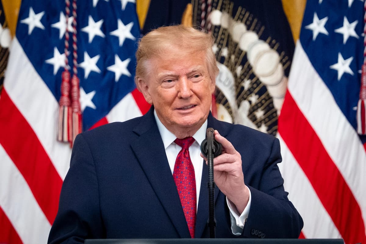 El presidente Donald Trump preside un acto con motivo del Mes Nacional de la Herencia Hispana en el Salón Este de la Casa Blanca, en Washington, el 30 de septiembre de 2026. (Madalina Kilroy/The Epoch Times)