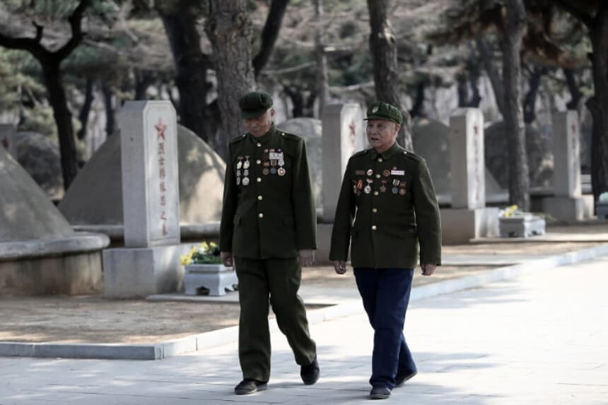 Veteranos de edad avanzada del Ejército Popular de Liberación (EPL) caminan por el Cementerio de los Mártires de Shenyang, en Shenyang (provincia de Liaoning, noreste de China), el 29 de marzo de 2017. (STR/AFP/Getty Images).