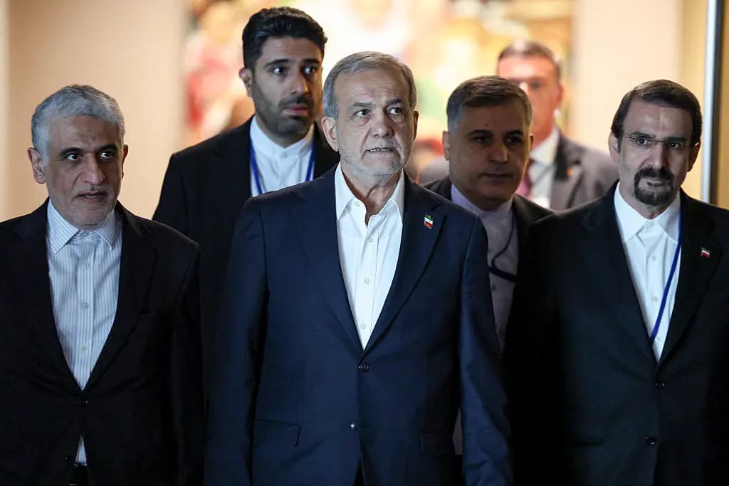 El líder iraní Masoud Pezeshkian (C) se dirige a una reunión paralela a la Asamblea General de la ONU en la sede de la organización en la ciudad de Nueva York, el 24 de septiembre de 2025. (Ludovic Marin/AFP vía Getty Images).