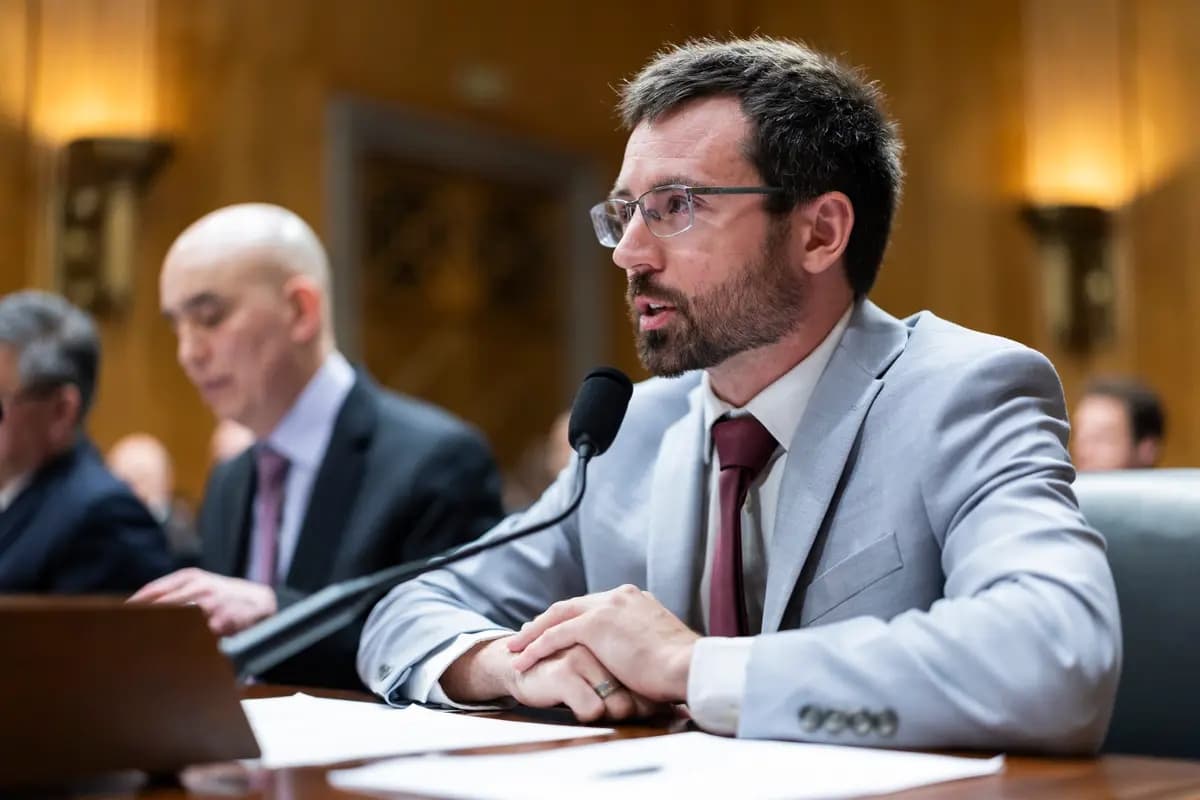 El director ejecutivo del Proyecto AI Futures, Daniel Kokotajlo, interviene durante una audiencia del Subcomité de Seguridad Nacional del Senado en el Capitolio, en Washington, el 30 de septiembre de 2026. (Finn Gomez/Getty Images)