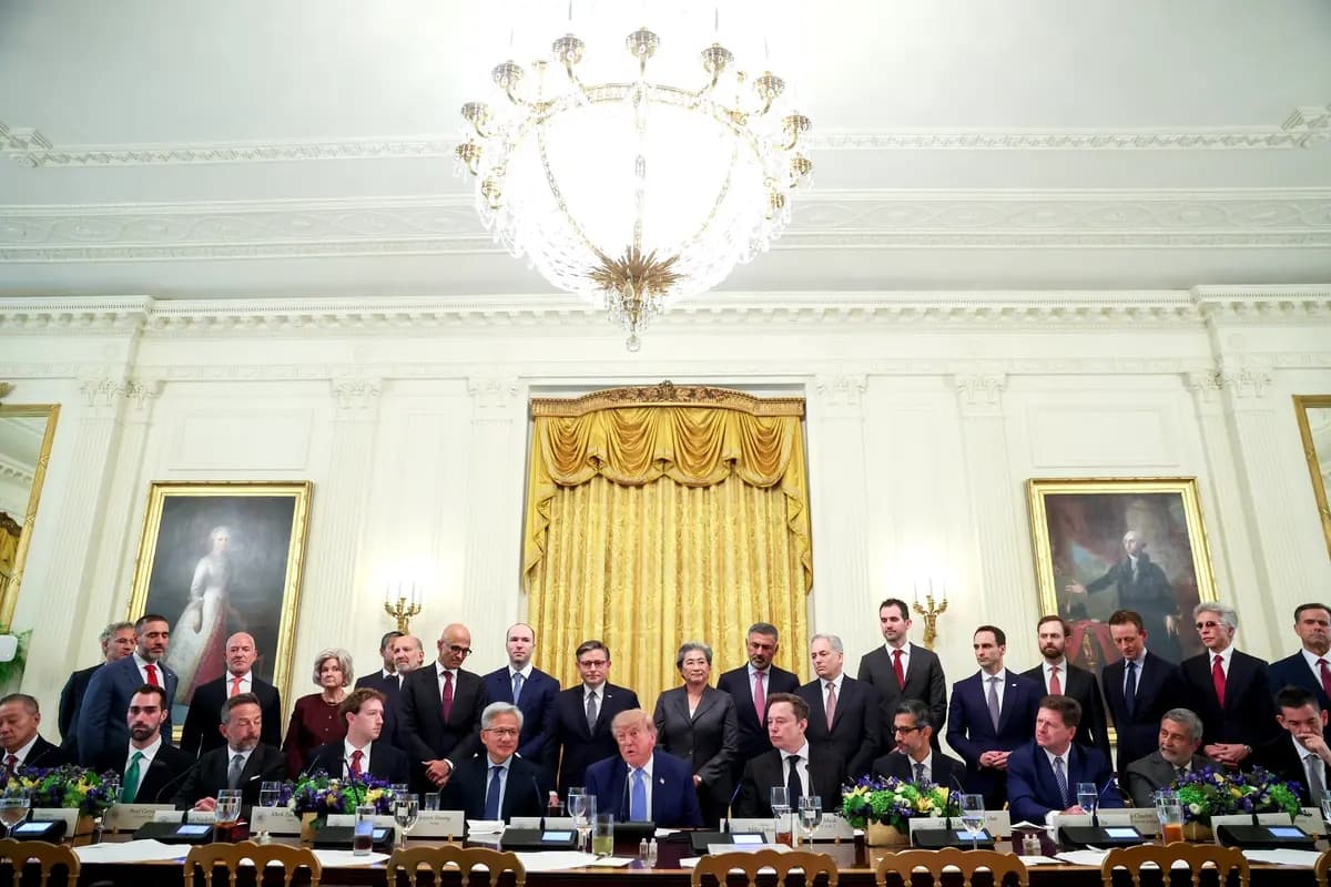 El presidente Donald Trump hace una declaración acompañado de ejecutivos y miembros de su gabinete durante una reunión sobre inteligencia artificial en el Salón Este de la Casa Blanca el 29 de septiembre de 2026. (Kevin Dietsch/Getty Images)