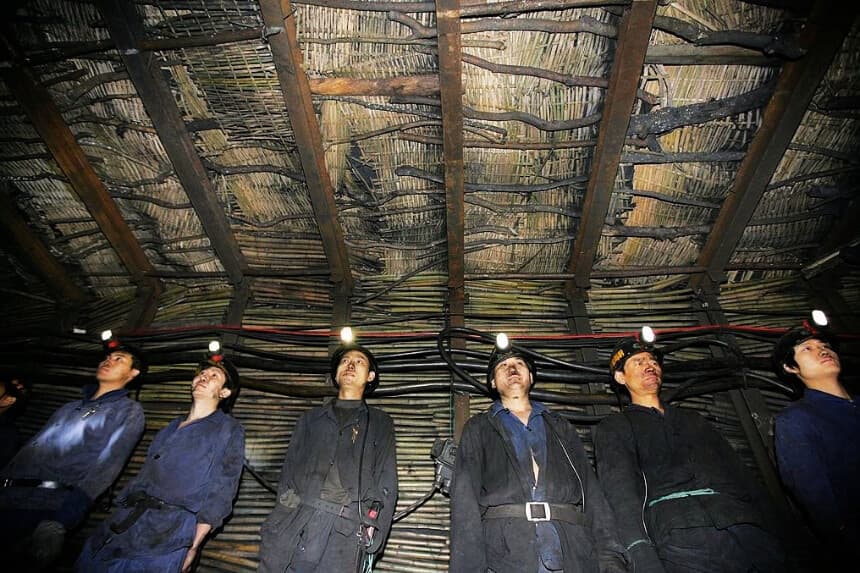Unos trabajadores en un pozo de la mina de carbón de Shihao el 13 de octubre de 2007, del municipio de Chongqing (China). (Foto de China Photos/Getty Images)