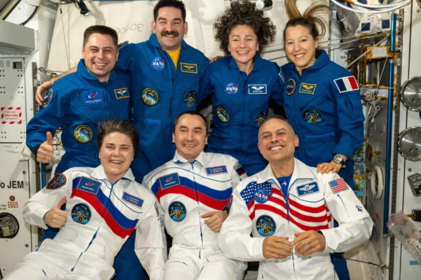 El cosmonauta ruso Andrey Fedyaev, los astronautas de la NASA Jack Hathaway, Jessica Meir y Anil Menon, y la astronauta de la ESA Sophie Adenot posan con los cosmonautas rusos Anna Kikina y Pyotr Dubrov a bordo de la Estación Espacial Internacional, el 2 de octubre de 2026. (NASA).