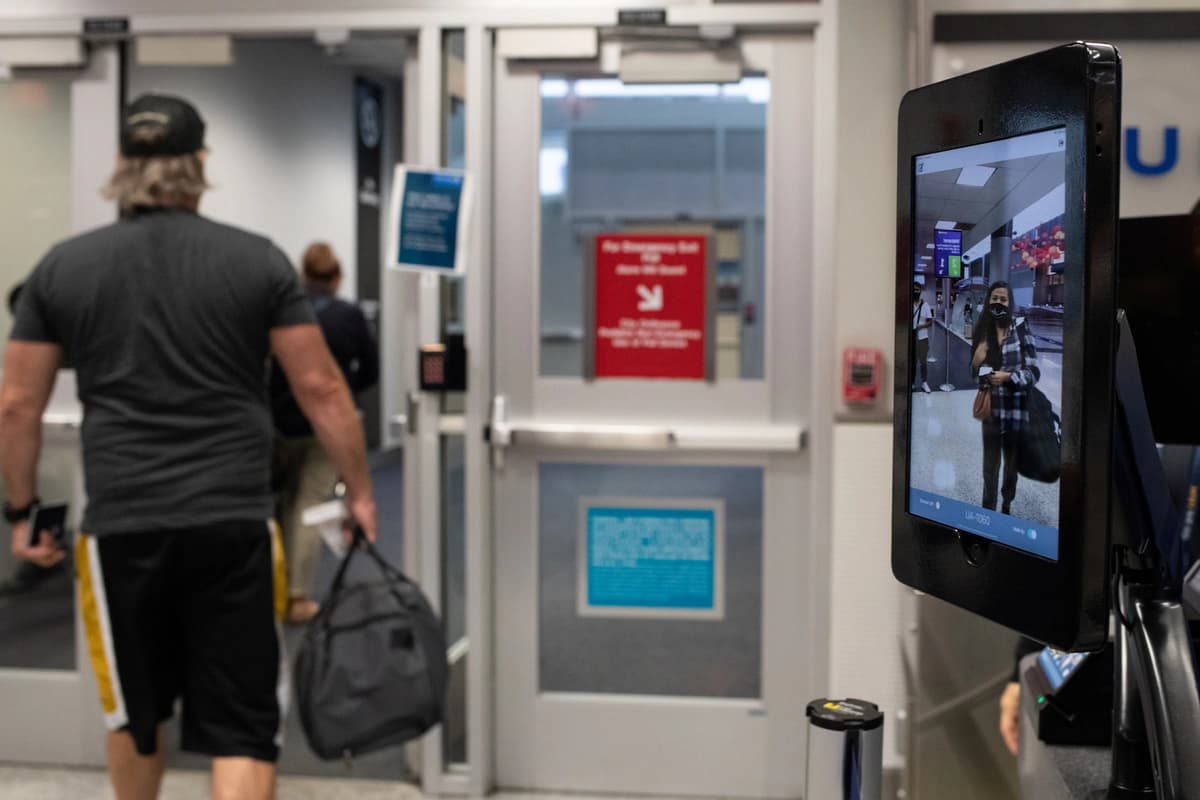 Un pasajero camina hacia la pasarela de embarque mientras otro se acerca para utilizar el sistema de embarque biométrico para un vuelo internacional de United Airlines en el Aeropuerto Intercontinental George Bush (IAH) en Houston, Texas, el 21 de julio de 2020. (Adrees Latif/Reuters).