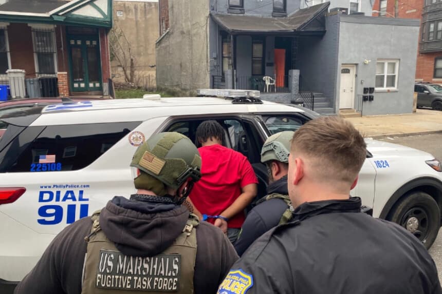 Agentes del orden arrestan a un individuo, en esta foto de archivo. (Servicio de Alguaciles de Estados Unidos vía AP).
