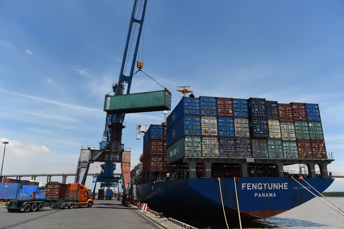 El 12 de agosto de 2019, se transfirieron contenedores de un camión a un buque de carga en la terminal internacional de carga de un puerto en la ciudad de Hai Phong, Vietnam. (Nhac Nguyen/AFP vía Getty Images).