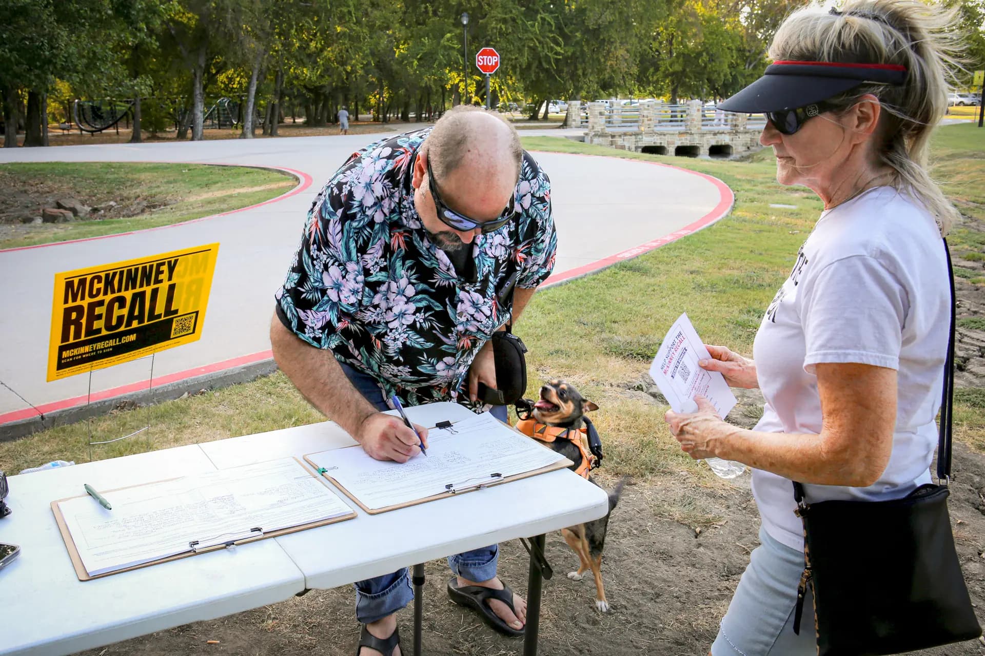 Un residente firma una petición de destitución en McKinney, Texas, el 15 de septiembre de 2026. Los activistas han estado recolectando firmas para destituir a los miembros del consejo municipal que aprobaron el plano de ubicación de una mezquita. (Bobby Sánchez para The Epoch Times).