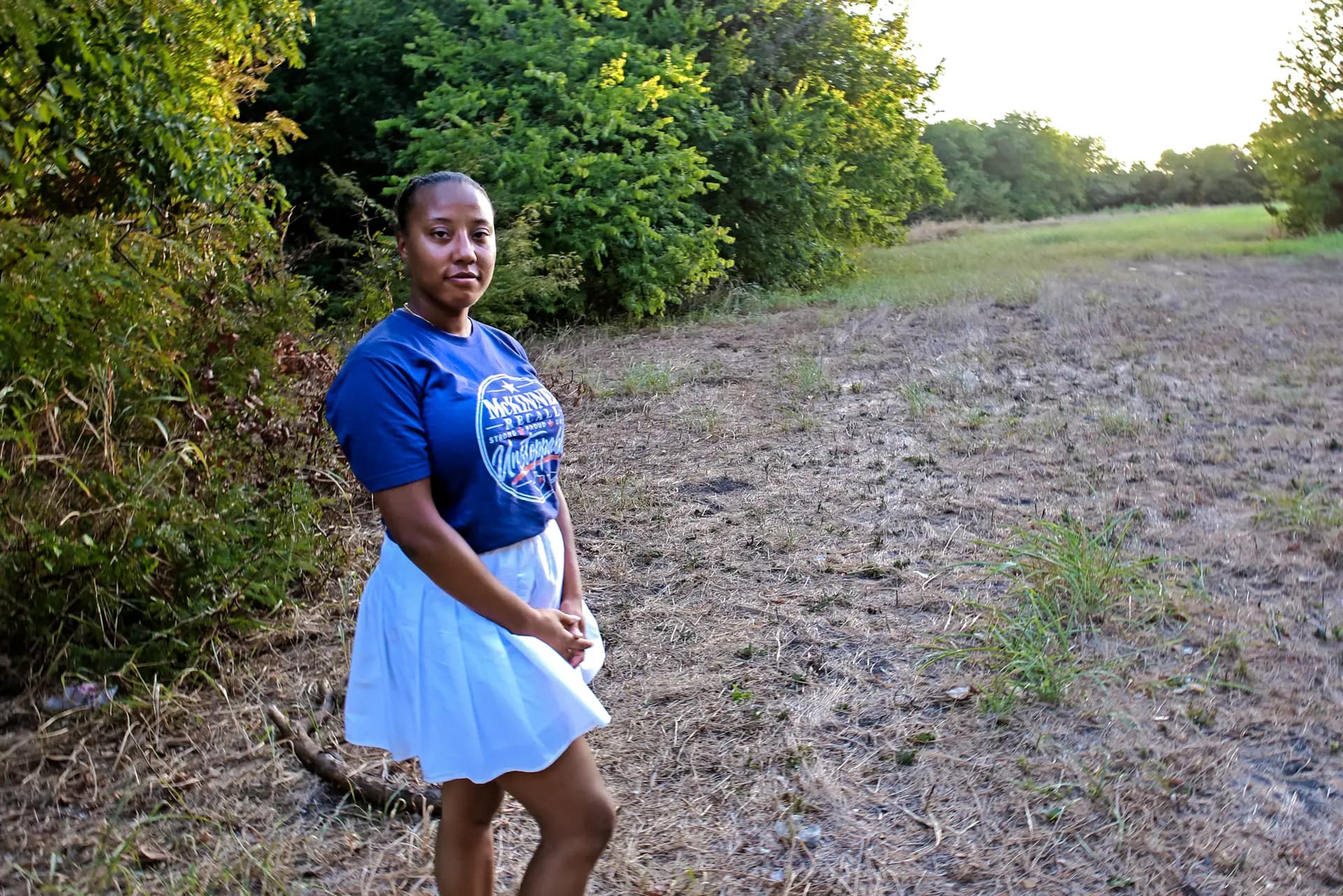 Ashley Marie Louden, una activista que se opone a la construcción de una nueva mezquita, se encuentra en el sitio propuesto para la construcción en McKinney, Texas, el 15 de septiembre de 2026. (Bobby Sánchez para The Epoch Times),