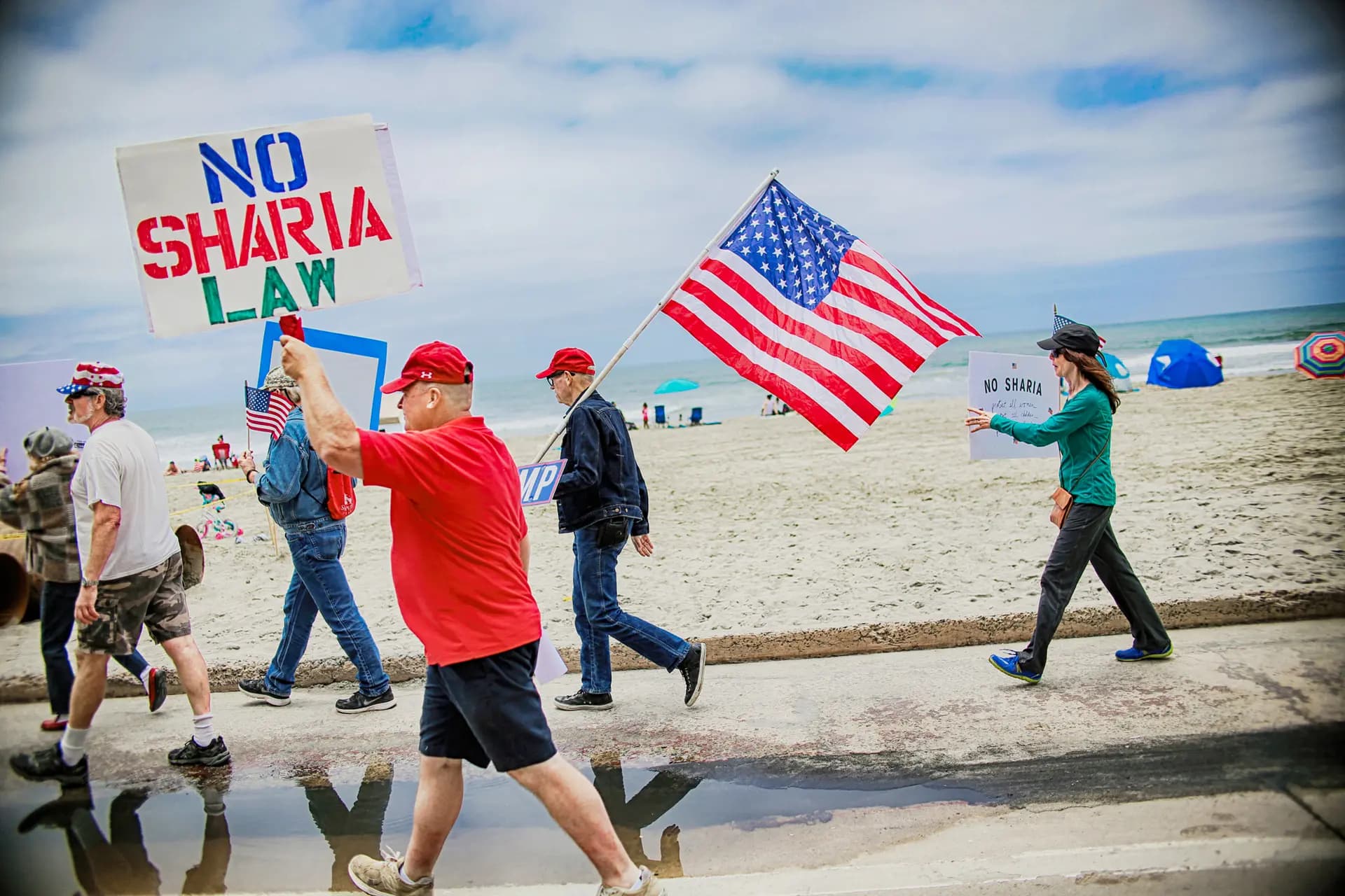 Manifestantes en contra de la sharia marchan por la playa durante una protesta contra la ley islámica en Oceanside, California, el 10 de junio de 2017. (Sandy Huffaker/AFP vía Getty Images).