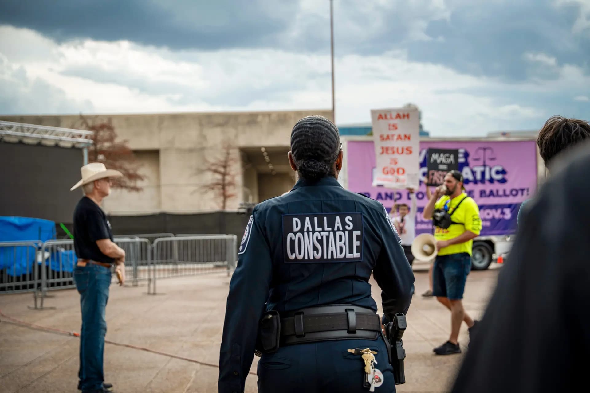 Un agente del condado de Dallas observa a un manifestante a favor de Trump en el evento "We the People: Rally for Democracy" (Nosotros, el pueblo: Marcha por la democracia) celebrado en Dallas el 10 de septiembre de 2026. La marcha fue un evento paralelo a la convención republicana de mitad de período que se llevaba a cabo en las cercanías. Los candidatos republicanos están aprovechando el malestar que genera el aumento de la población musulmana en Texas. (Gabriela Passos/AP Photo).