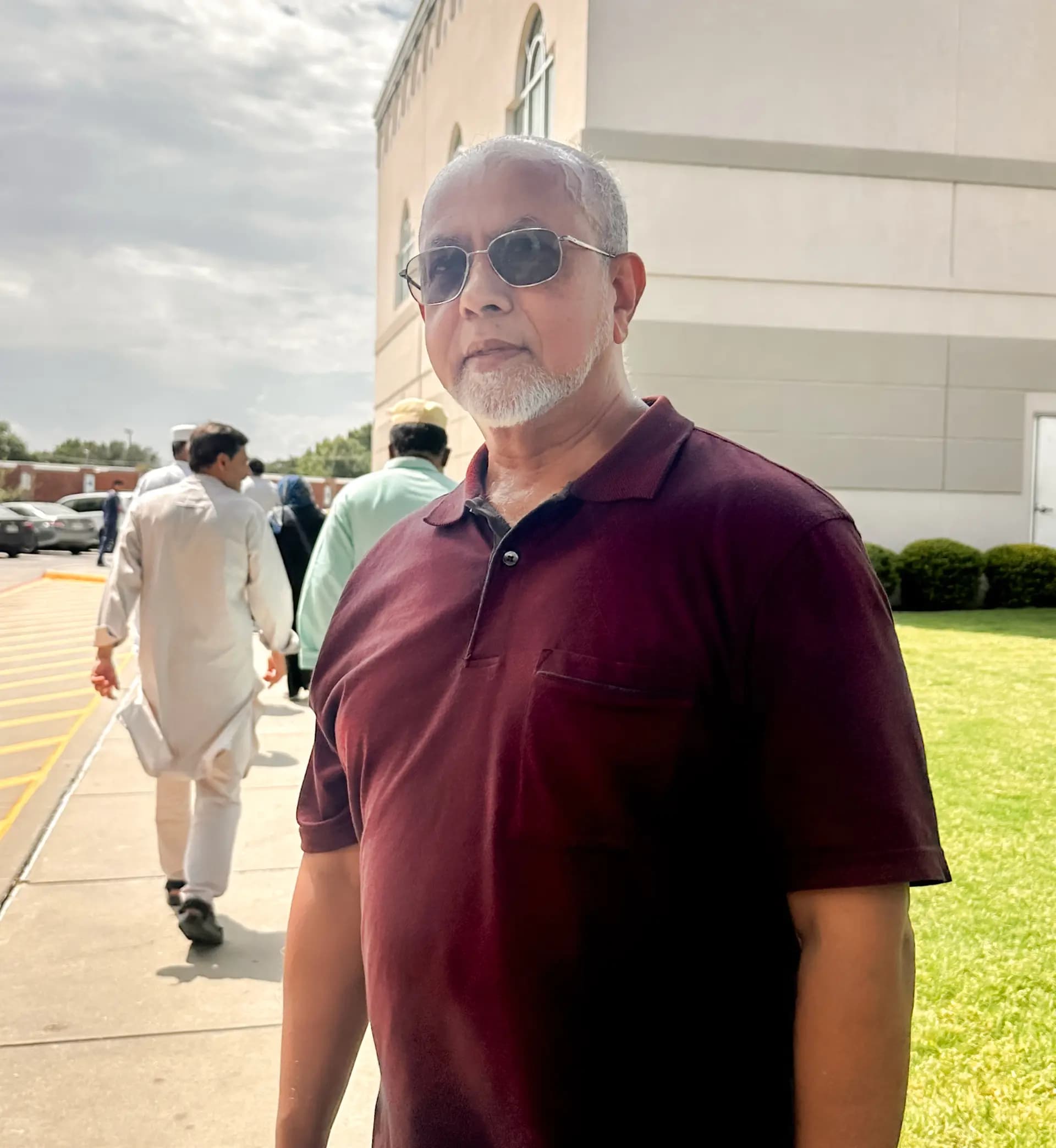 Saif Islam, residente de Plano, Texas, habla con The Epoch Times frente a la Asociación Islámica del Condado de Collin en Plano el 11 de septiembre de 2026. (Darlene McCormick Sánchez/The Epoch Times).