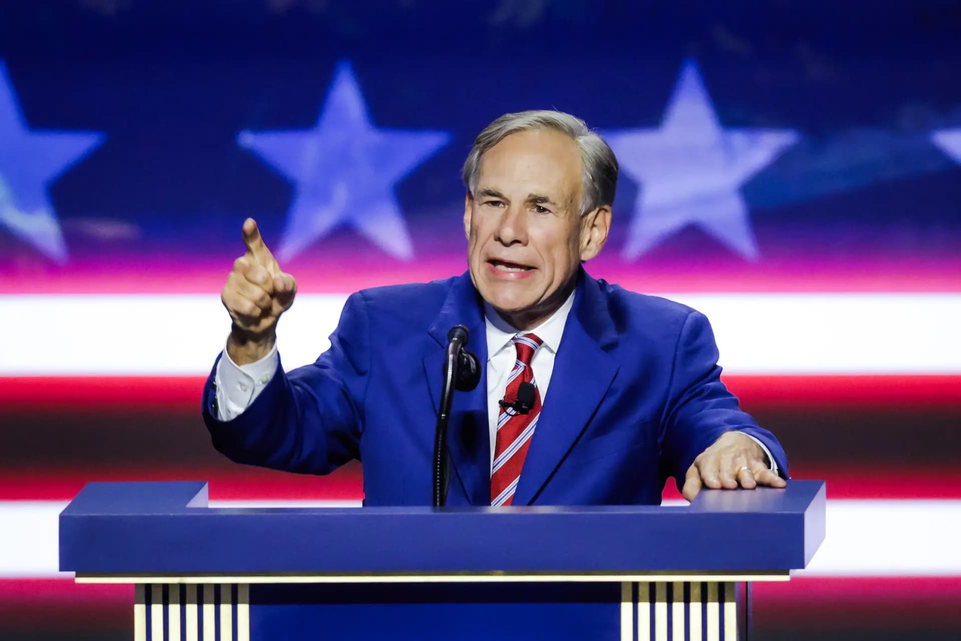 El gobernador de Texas, Greg Abbott, habla desde el escenario durante el segundo día de la Convención Nacional Republicana de 2026 en Dallas, el 10 de septiembre de 2026. Al igual que otros conservadores que se postulan para cargos públicos en Texas, Abbott ha convertido la prohibición de la sharia en un pilar fundamental de su campaña. (Alex Wong/Getty Images).
