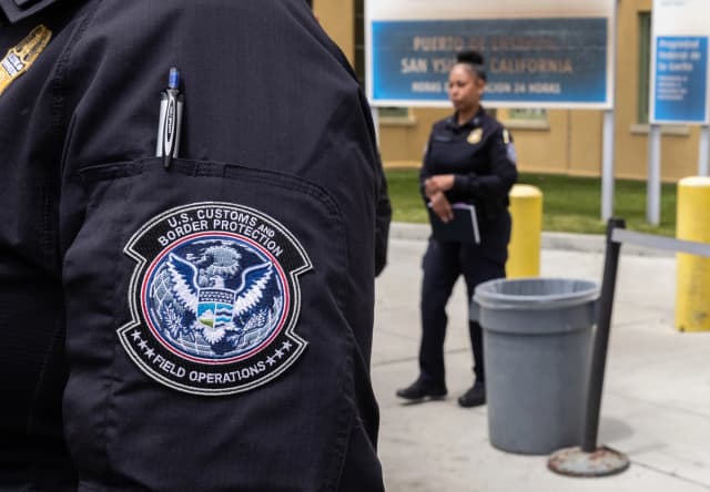 Agentes del Servicio de Aduanas y Protección Fronteriza de EE. UU. monitorean el tráfico fronterizo en el distrito de San Ysidro, San Diego, el 26 de mayo de 2026. (John Fredricks/The Epoch Times).