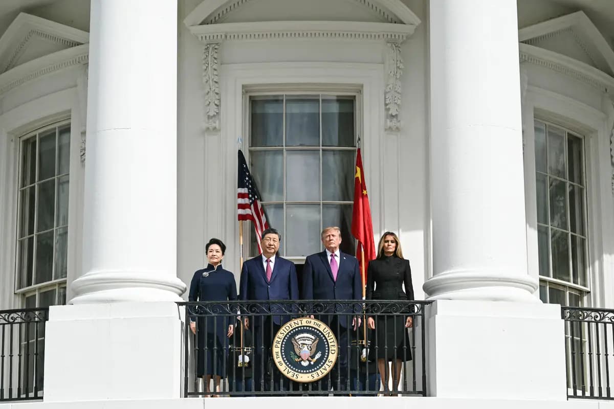 (De izquierda a derecha) La primera dama de China, Peng Liyuan; el líder chino, Xi Jinping; el presidente Donald Trump, y la primera dama Melania Trump se encuentran en el balcón de la Sala Azul de la Casa Blanca para presenciar una exhibición del Pelotón de Ejercicios Silenciosos del Cuerpo de Marines de EE. UU., en Washington, el 24 de septiembre de 2026. (Saul Loeb/AFP vía Getty Images)
