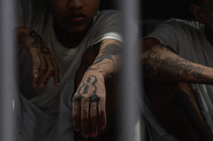 Imagen ilustrativa: Miembros de la pandilla "Barrio 18" permanecen en una celda dentro del CECOT (Centro de Confinamiento del Terrorismo) el 12 de octubre de 2023 en Tecoluca, El Salvador. (Alex Peña/Getty Images)