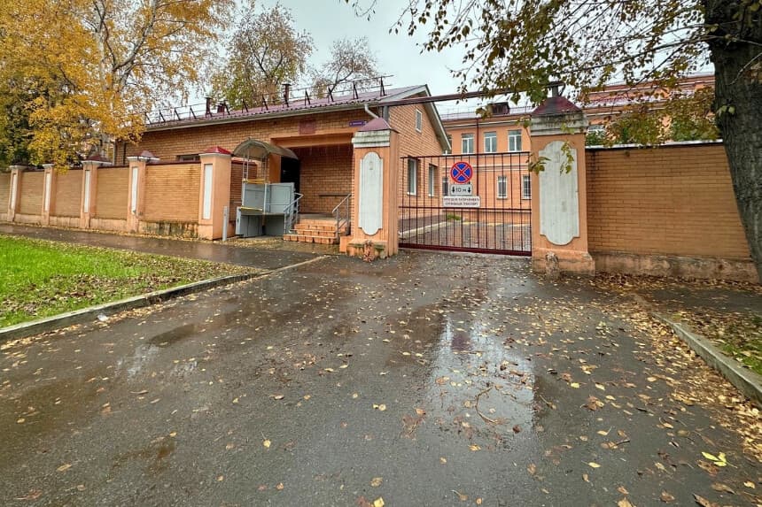 Vista de la entrada a los terrenos del instituto anti-peste en la ciudad de Irkutsk, Rusia, el 6 de octubre de 2026. (AFP vía Getty Images).