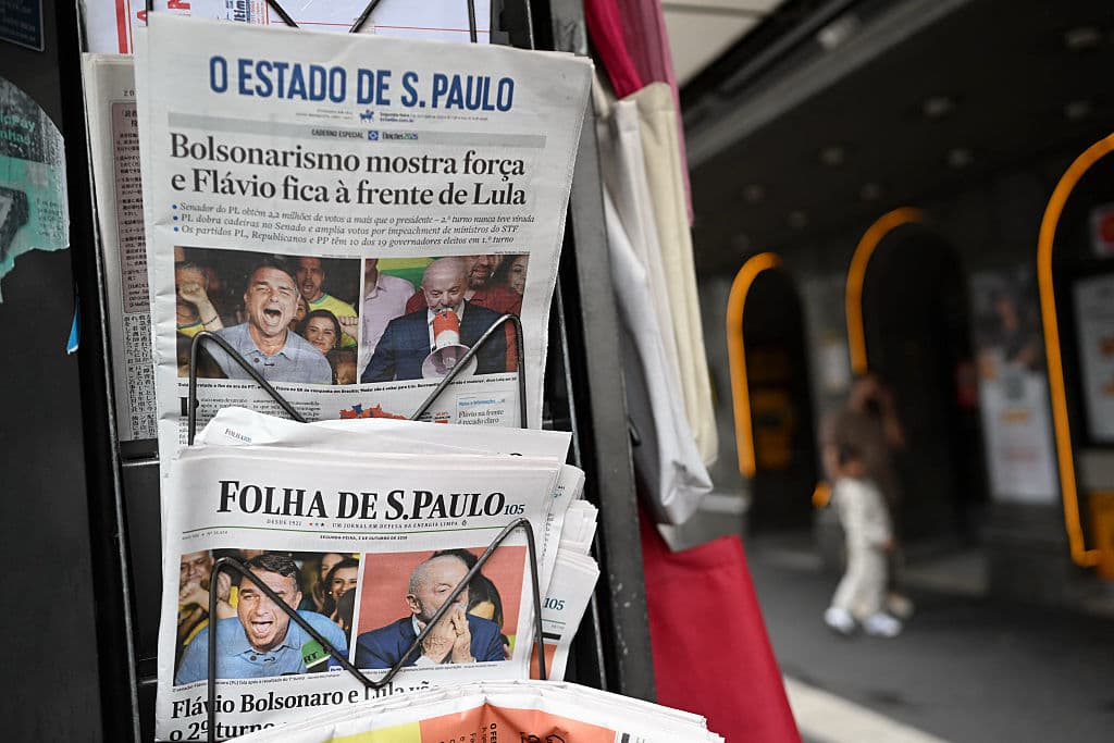En un quiosco de São Paulo, Brasil, el 5 de octubre de 2026, se pueden ver ejemplares de periódicos con información sobre los resultados de las elecciones presidenciales de Brasil. (Foto de Luis ROBAYO / AFP vía Getty Images)