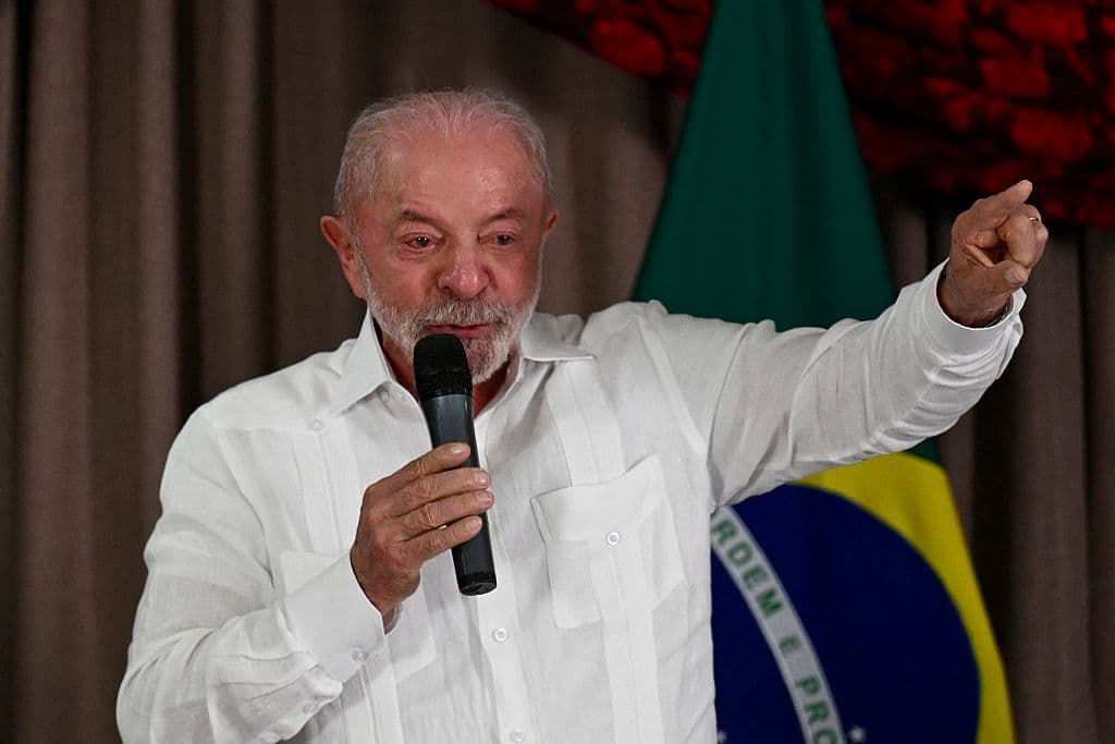 El presidente de Brasil y candidato a la reelección por el Partido de los Trabajadores (PT), Luiz Inácio Lula da Silva, habla durante una reunión con aliados políticos para discutir estrategias para la segunda vuelta de las elecciones presidenciales en Brasilia el 5 de octubre de 2026. (Foto de Evaristo Sa / AFP vía Getty Images)