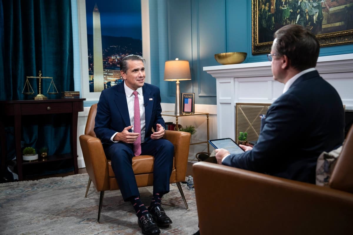El fiscal general Todd Blanche y el presentador de "American Thought Leaders", Jan Jekielek, hablan en Washington el 5 de octubre de 2026. (Madalina Kilroy/The Epoch Times)