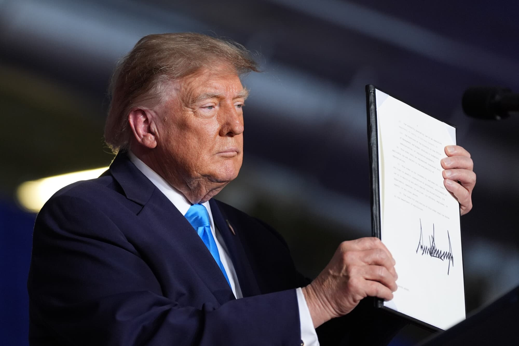 El presidente Donald Trump muestra una orden ejecutiva firmada en un mitin de campaña en el Pinnacle Bank Expo Center de Grand Island, Nebraska, el 5 de octubre de 2026. (Alex Brandon/AP Photo)