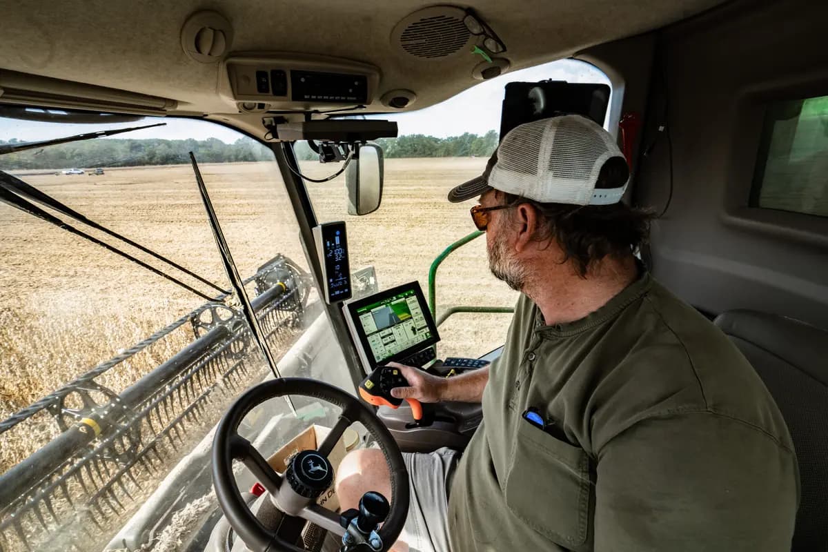 Van Wolfe, agricultor, cosecha soya en el condado de Tallahatchie, Misisipi, el 4 de octubre de 2025. (Samira Bouaou/The Epoch Times)