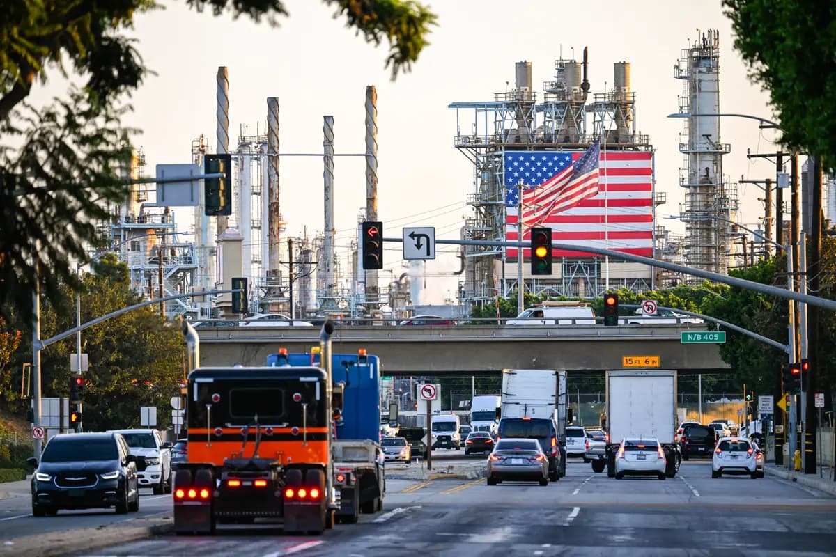 Vehículos circulan por la autopista 405 (paso elevado) pasando junto a una bandera de EE. UU. exhibida afuera de la refinería de Los Ángeles de Marathon Petroleum Corp. en Carson, California, el 22 de septiembre de 2026. (Patrick T. Fallon/AFP vía Getty Images)