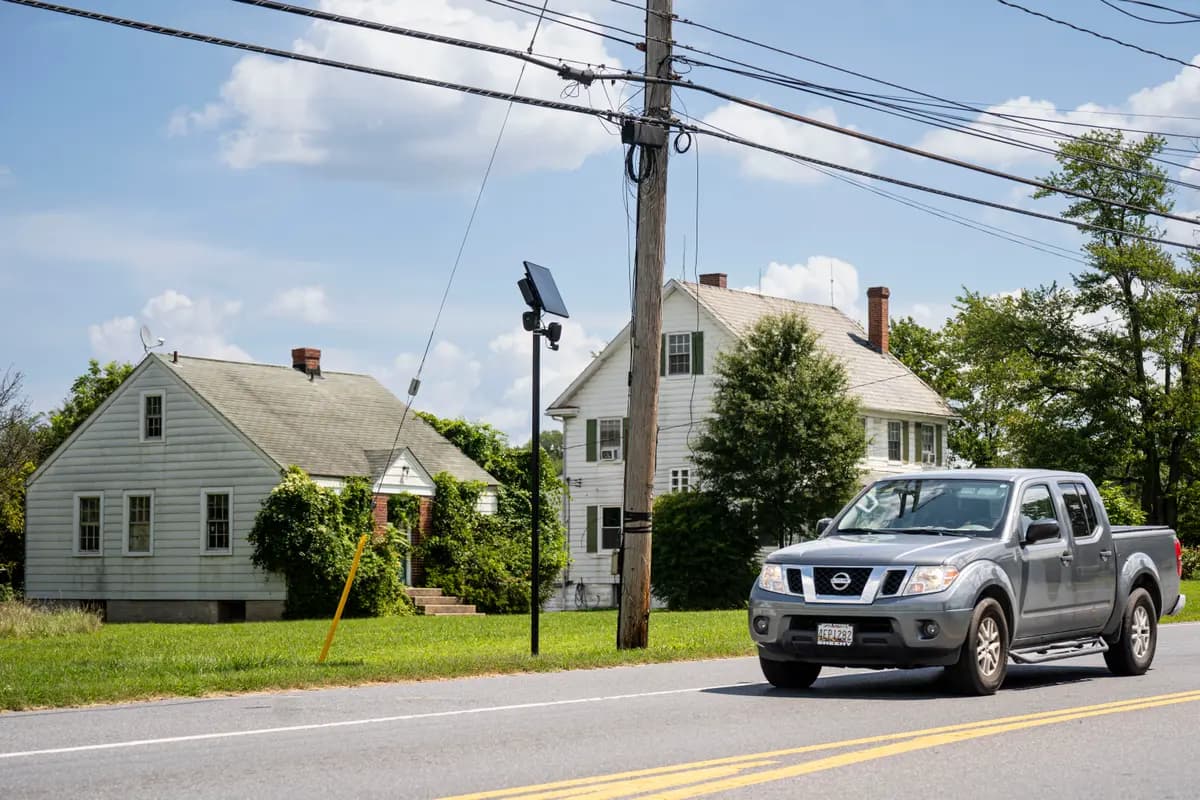 <em>Dos cámaras de seguridad Flock en un vecindario de Jessup, Maryland, el 26 de agosto de 2026. (Madalina Kilroy/The Epoch Times).</em>