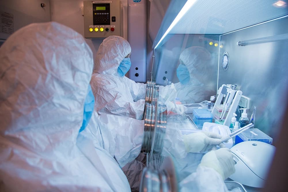 Esta fotografía sin fecha, difundida por el Instituto de Investigación contra la Peste de Irkutsk de Siberia y el Lejano Oriente, muestra a trabajadores del instituto en un laboratorio. (Instituto de Investigación contra la Peste de Irkutsk de Siberia y el Lejano Oriente, vía AP)