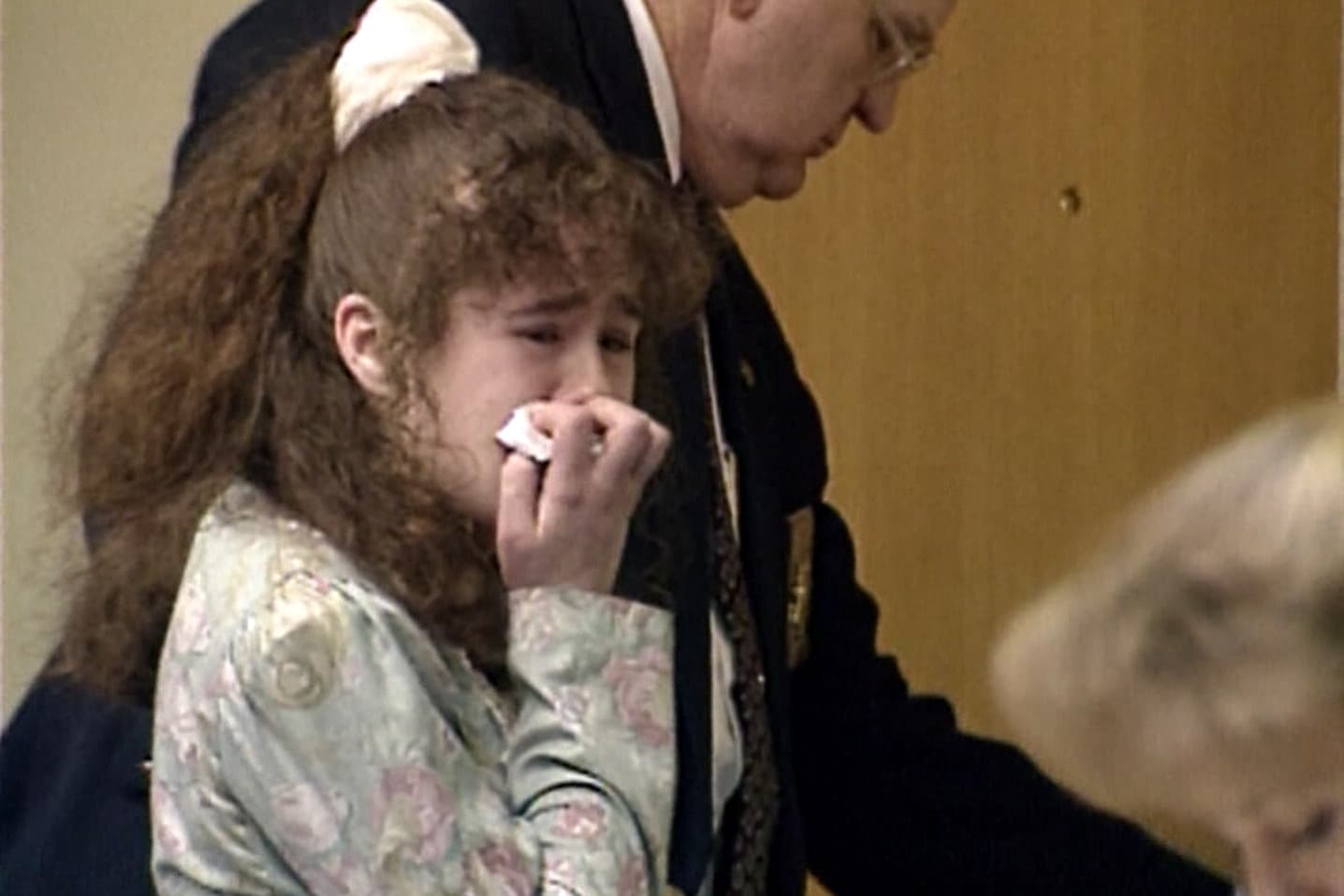 Christa Pike llora tras ser condenada a muerte en Knoxville, Tennessee, el 30 de marzo de 1996, en una captura de video. (WBIR-TV vía AP).