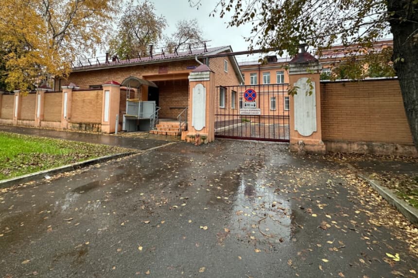 Vista de la entrada al recinto del instituto contra epidemias en la ciudad de Irkutsk, Rusia, el 6 de octubre de 2026. (AFP vía Getty Images).