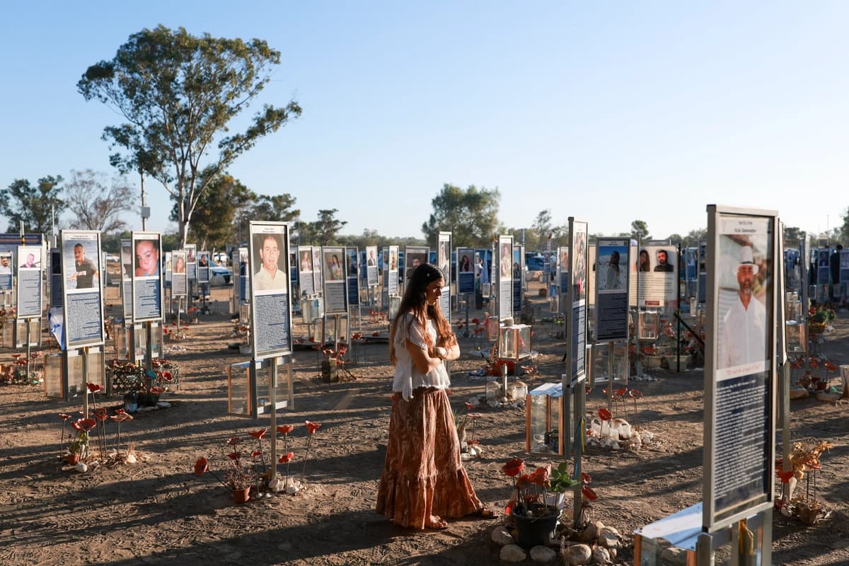 Una mujer visita el lugar donde se celebró el festival de música Nova, en el que varios asistentes fueron asesinados y secuestrados durante el mortal ataque perpetrado por Hamás el 7 de octubre de 2023, en el tercer aniversario del atentado, cerca de Reim, Israel, el 7 de octubre de 2026. (Ronen Zvulun /Reuters).