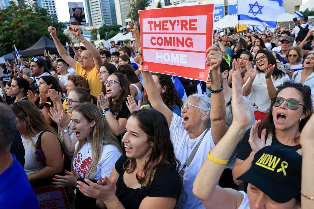 <em>La gente reacciona mientras ve la transmisión en vivo de la liberación de rehenes en la Plaza de los Rehenes en Tel Aviv, Israel, el 13 de octubre de 2025. (Chris McGrath/Getty Images).</em>