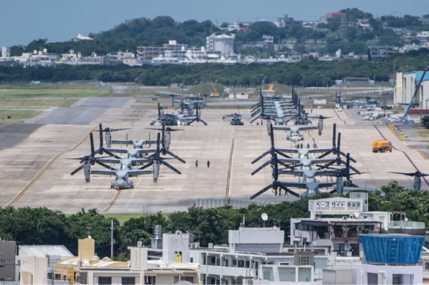 Aeronaves MV-22 Osprey se encuentran en una pista de la Estación Aérea del Cuerpo de Marines de Futenma, en Ginowan (prefectura de Okinawa, Japón), el 31 de mayo de 2018. (Carl Court/Getty Images).