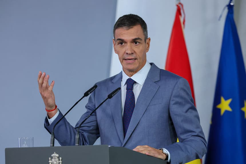 El primer ministro de España, Pedro Sánchez, gesticula durante una conferencia de prensa tras una reunión del Consejo de Ministros en el Palacio de la Moncloa, un día después de anunciar elecciones generales anticipadas, en Madrid el 6 de octubre de 2026.(Thomas COEX / AFP vía Getty Images)
