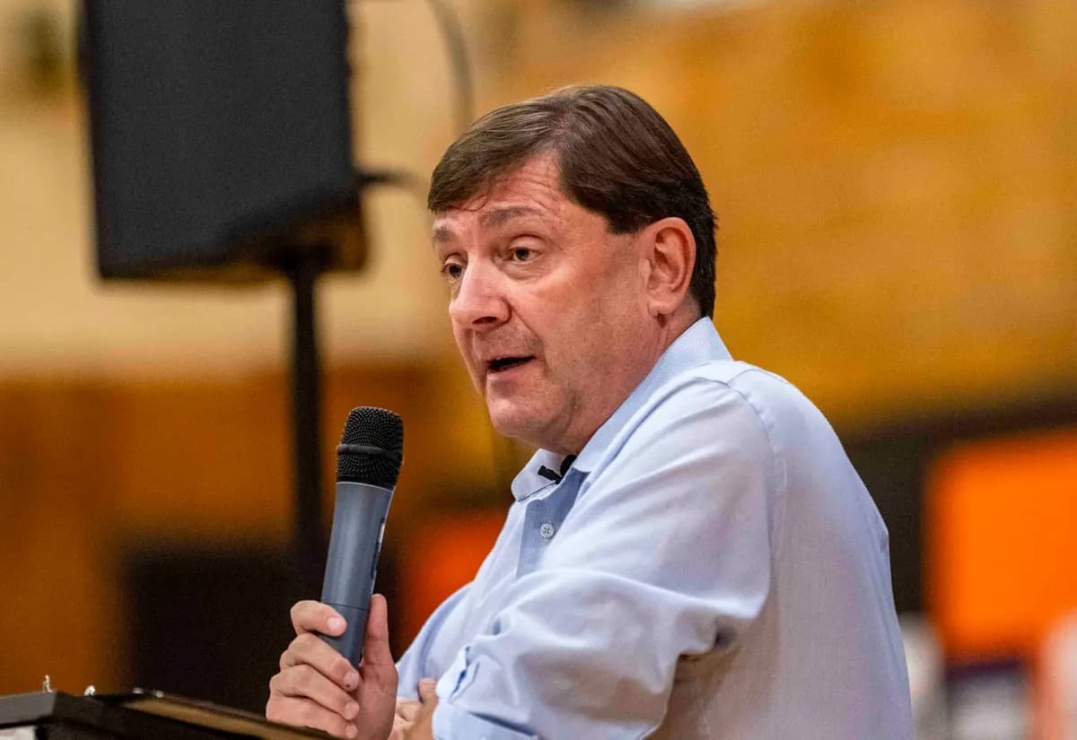 El candidato demócrata al Senado por Maine, Troy Jackson, habla en un foro público el 13 de septiembre de 2026, en Biddeford, Maine. (Joseph Prezioso/Getty Images)