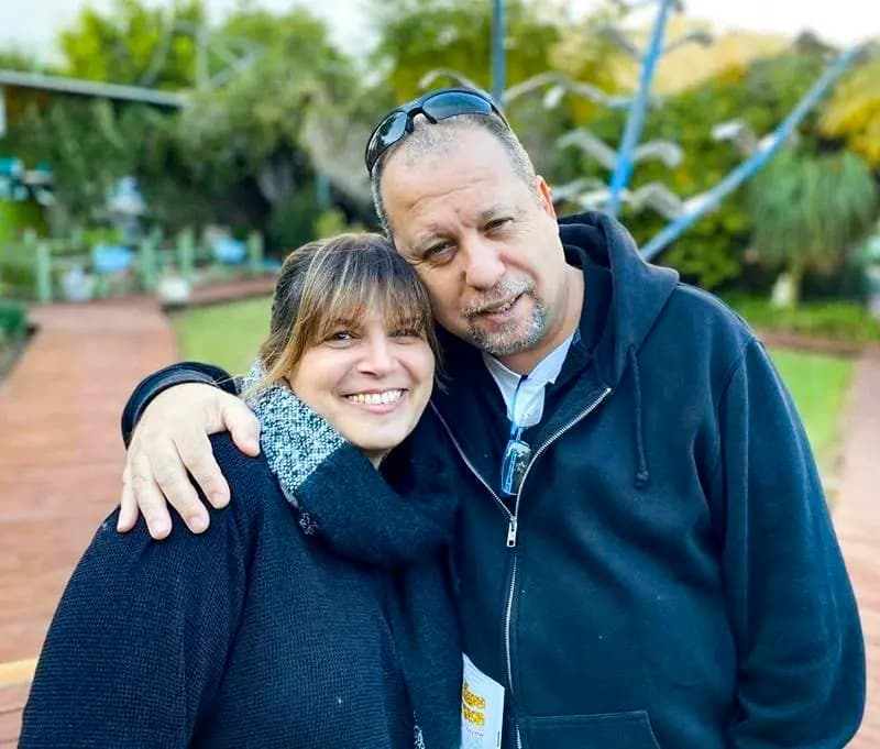 <em>El fallecido Assaf Schlezinger, jefe del equipo de respuesta médica del festival de música Nova, y su esposa, Galit. (Foto cortesía de la familia).</em>